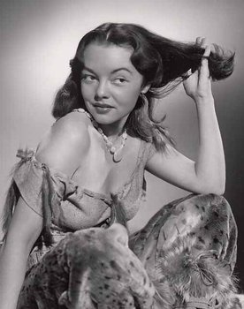 Gloria Saunders as Anne DuMere