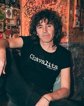 Rubén Pozo as Guitarra acústica y voz (self)