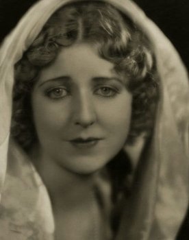 Gloria Grey as Gretta Schmidt