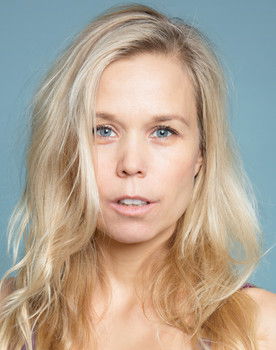 Helena Lewin as Erica