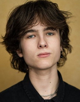 Raphael Goold as Arthur