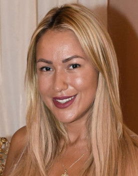 Chethrin Schulze as Self