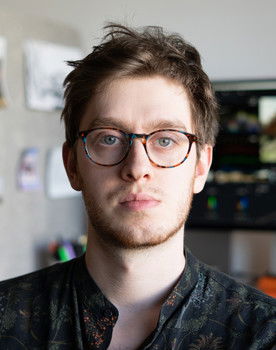 Leonardo Pirondi as Narrator