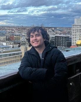 Mariano Aymerich as Himself