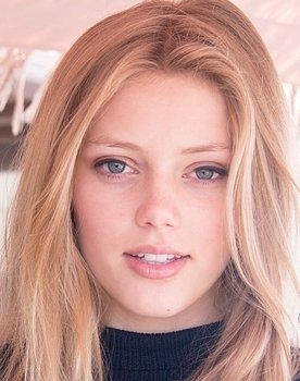 Grace Van Dien Photo