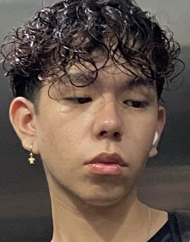 Kenzo Yoshikawa as O Apresentador