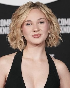 Lily Brooks O'Briant as Carly Gray