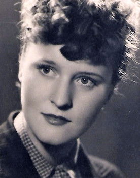 Clarisse Deudon as Marguerite de Bourgogne