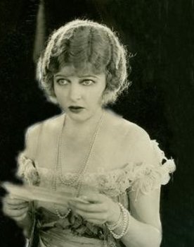 Clarissa Selwynne as Aunt Mary