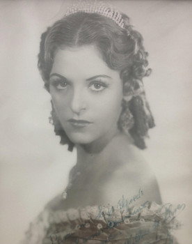 Victoria Blanco as Isabel