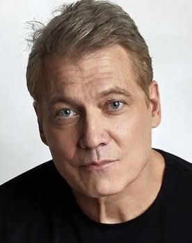 Holt McCallany