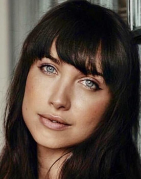 Maiara Walsh as Jules Grant