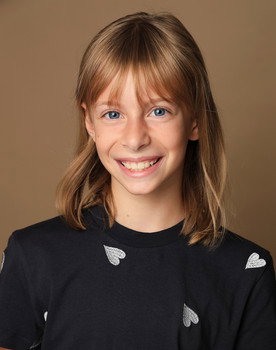 Benthe Wegman as Laura