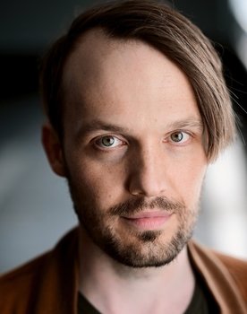 Janco Lamprecht as Viktor's Father