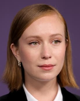 Hannah Einbinder as Kayla Bachman