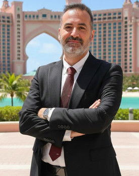 Alexandre Silva Meira as Croupier