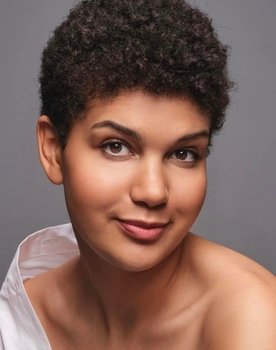 Sissi Nylia Benita as Sisi