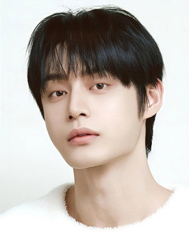 Kim Jiwoong as Self - Contestant