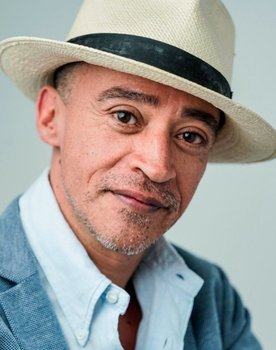 Roberto Sosa as Juan Orol