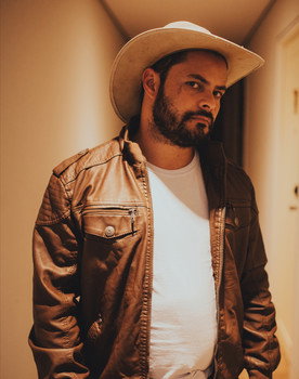 Adriano Arbool as GÊ