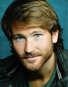 Jamie Costa as Robin Williams