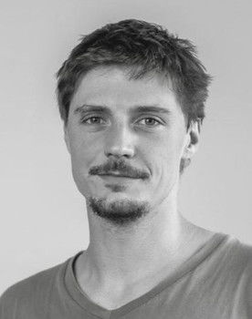 Marcelo Cammarota as Hombre bar 3