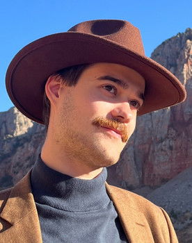 Arseniy Vizzhachiy as Father