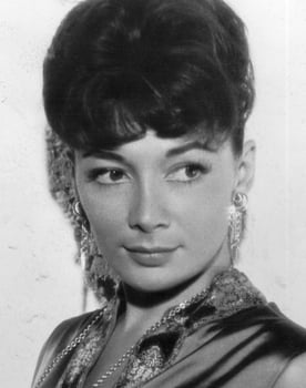 Juliette Gréco as Flo
