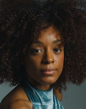 Ella Nascimento as Naira