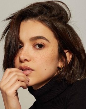 Manu Gavassi as Adriana