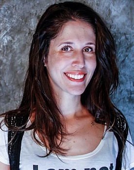 Flavia Arruda as Bia