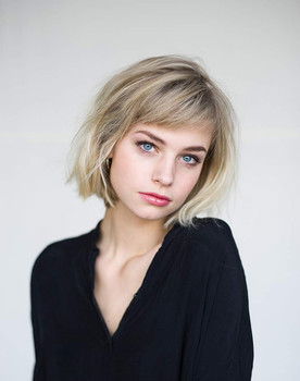 Hanna Binke as Mika
