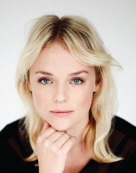 Karin Bos as Receptioniste