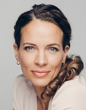 Maibritt Saerens as Hustru