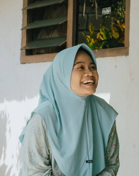 Ristin as Bu Siti/Mrs. Siti