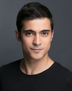 Doğaç Yıldız as Levent