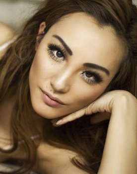 Louise Cho as Amy