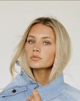 Poppy Grace Buck as Thalia