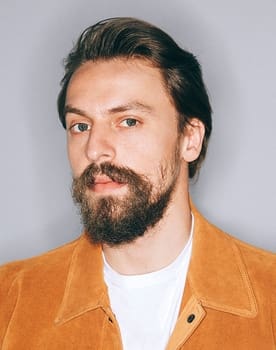 Metin Akdülger as Ali