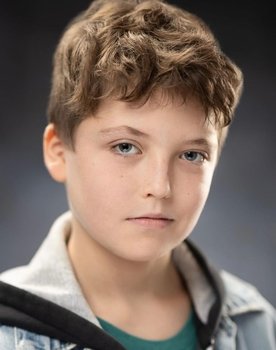Noah Bromley as Alex
