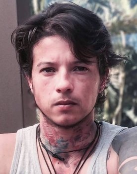 Apolo Pinheiro as Léo