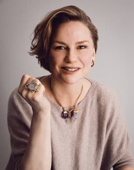 Malin Levanon as Emma