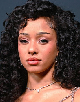 Manon Bannerman as Woman