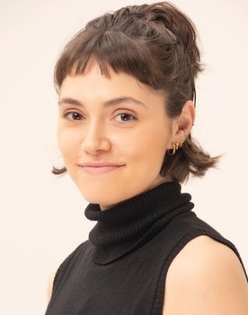 Carolina Minetti as The shadow