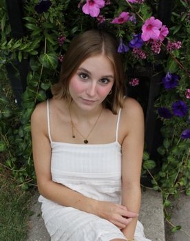 Abigail Keeton as Chloe