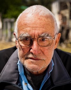 João Cutileiro as Narrator