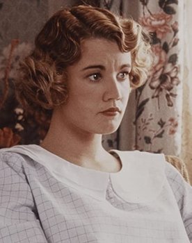 Emily Lloyd as Lisa Tuttle