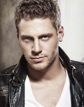 Ali Yörenç as Yiğit