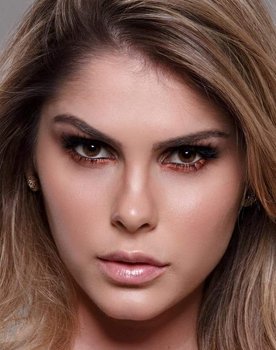 Bárbara Evans as Lívia