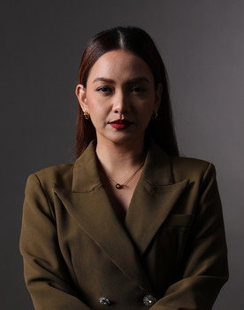 Azira Shafinaz as Deanna